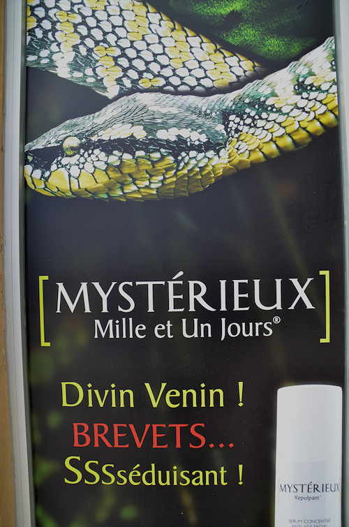 — "Divin venin" - vitrine d'une pharmacie — Sanary/s/Mer —