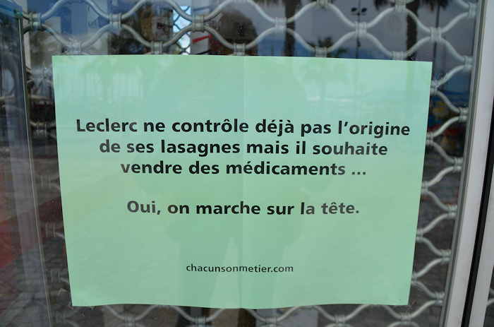 — Affichette - vitrine d'une pharmacie — Sanary/s/Mer —