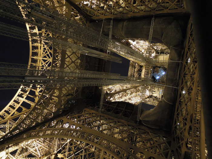 — Tour Eiffel en nocturne vue depuis sa base en pointant vers le sommet — Paris —