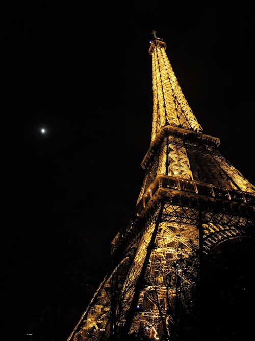 — Tour Eiffel en nocturne avec la lune — Paris —