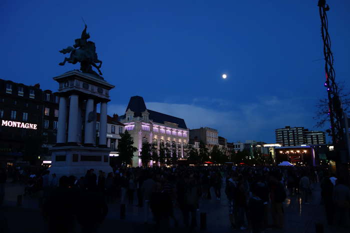 Place de Jaude, au soir du 21 Juin, jour de fête de la musique