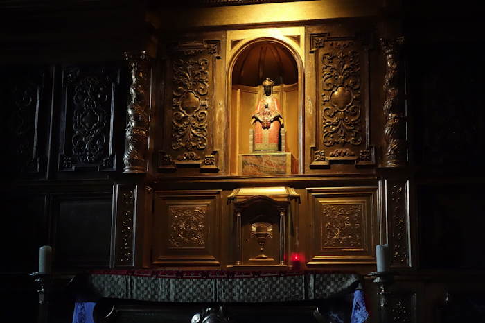 Vierge noire - autel dans une abside de la cathédrale - Le Puy en Velay