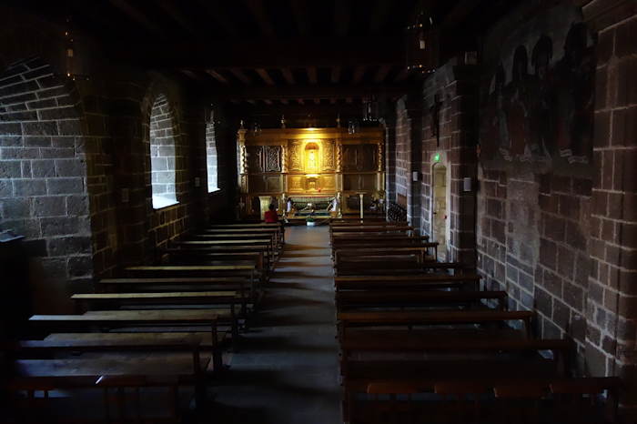 Vierge noire en boiut d'abside dans la cathédrale