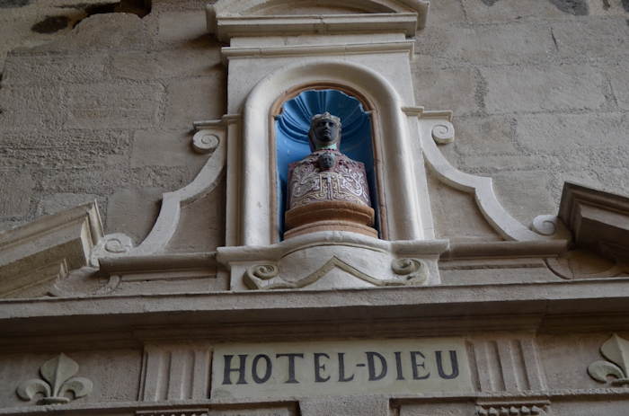 Vierge noire dans une niche murale en entrée de l'Hôtel-Dieu
