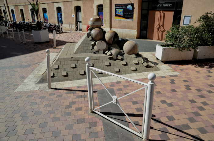 — Pyramide: Monument dans une rue de Toulon (Var) — 