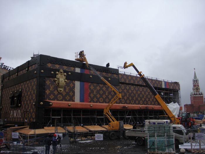 — Malle géante Espo Louis Vuitton en phase de démontage — Place Rouge — Moscou —
