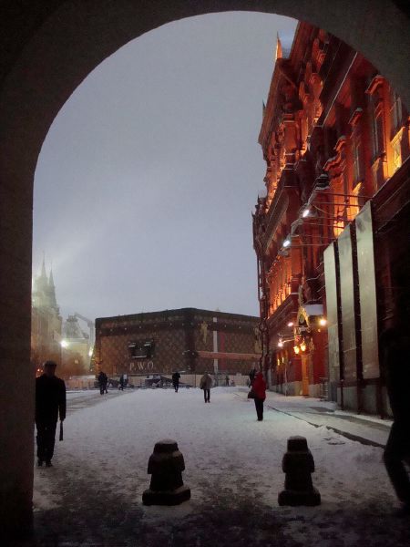 — Malle géante Espo Louis Vuitton en fin de montage — Place Rouge — Moscou —