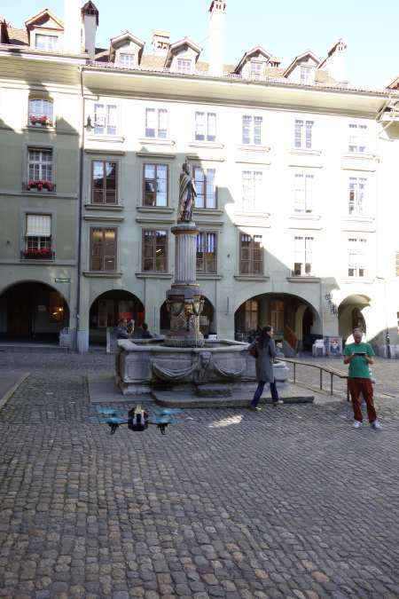 — Vol de drone devant la fontaine de Moïse sur la place de la cathédrale — Bern/Berne —