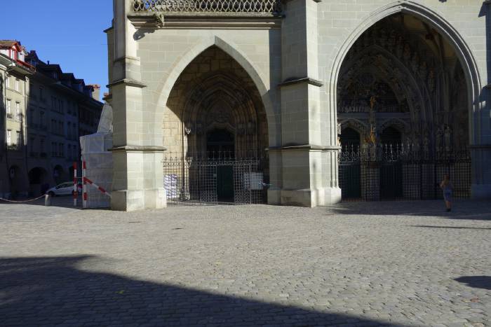 — Vol de drone sur la place de la cathédrale — Bern/Berne —
