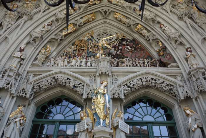 — Jugement dernier sur le tympan de la Porte principale de la cathédrale — Bern/Berne —