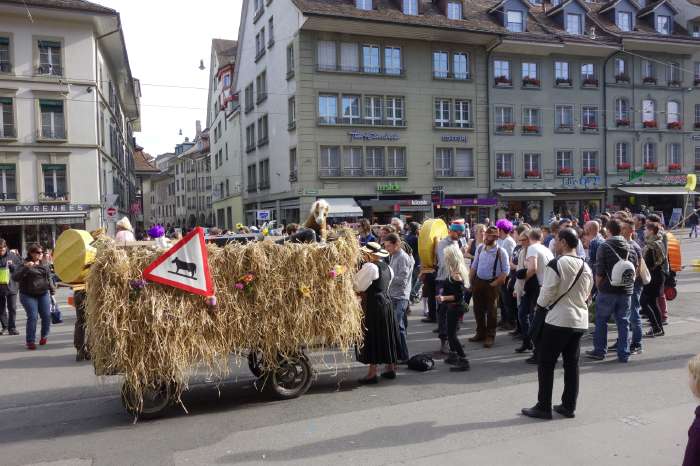 — Scène de rue près de la Kornhaus — Bern/Berne —