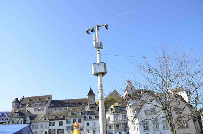 Midi à l'horloge sur la Barfüsserplatz - Bâle/Basel —