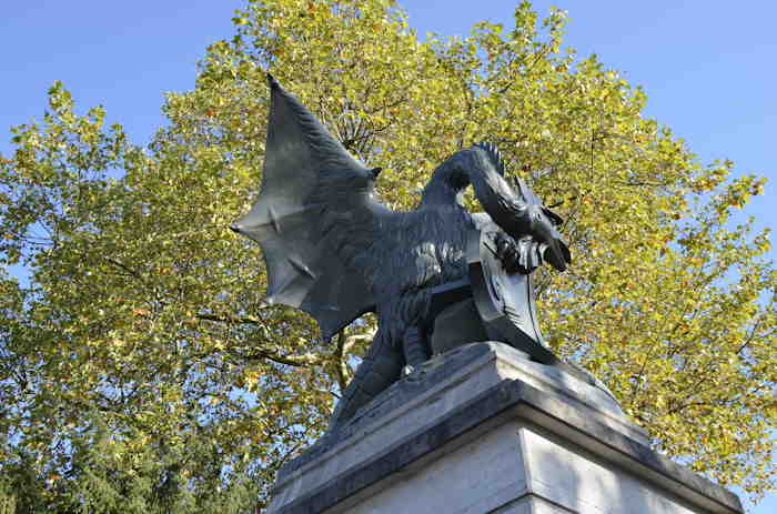 — Basilisk (von Ferdinand Schlöth) bei der Wettsteinbrücke —  — Basilic veilleur en tête de pont sur le côté Sud-Est du Wettsteinbrücke - Bâle/Basel —
