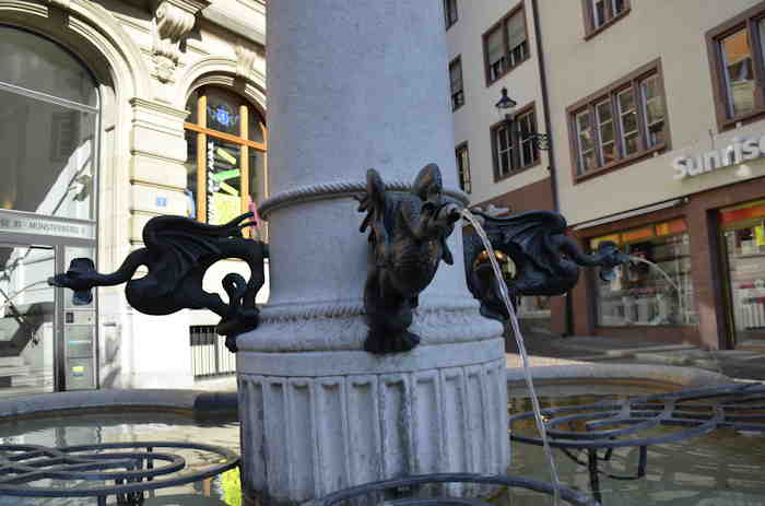 — Fontaine aux 4 basilics - Münstergasse - Bâle/Basel — 