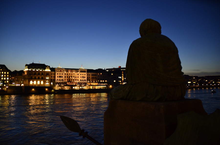 — Helvetia (Sculpture de Bettina Eichin) assise avec la perspective du Grand Hôtel "Les trois rois" en bordure du Rhin - Bâle/Basel —  — Cliché pris depuis le côté Nord Ouest du Mittlere Brücke, pont central de Bâle —