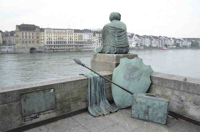 — Helvetia (Sculpture de Bettina Eichin) assise avec la perspective du Grand Hôtel "Les trois rois" en bordure du Rhin - Bâle/Basel —