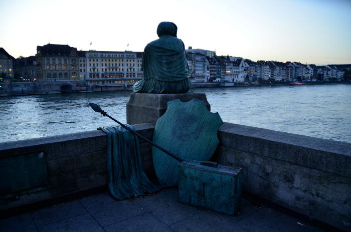 — Helvetia (Sculpture de Bettina Eichin) assise en bordure du Rhin - Bâle/Basel —  — Cliché pris depuis le côté Nord Ouest du Mittlere Brücke, pont central de Bâle —