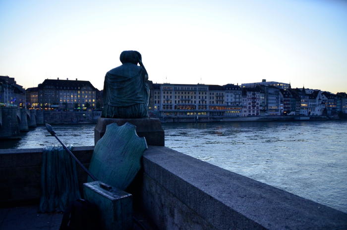 — Helvetia (Sculpture de Bettina Eichin) assise en bordure du Rhin - Bâle/Basel —