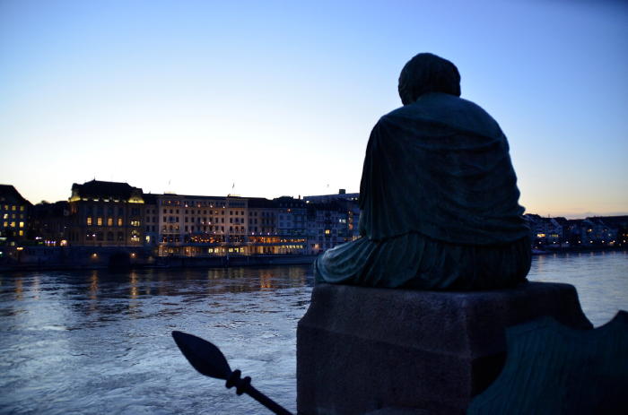 — Helvetia (Sculpture de Bettina Eichin) assise en bordure du Rhin - Bâle/Basel —