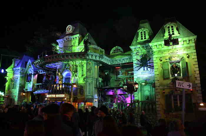 — Attraction Foraine "Manoir hanté" sur la Messeplatz - Bâle/Basel —