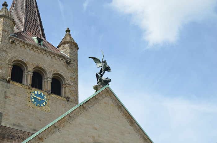 — Michel terrassant le dragon - Façade frontale de l'Eglise réformée Évangélique Paul (Pauluskirche) - Bâle/Basel —