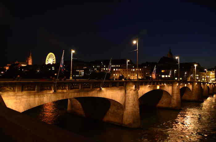 — Mittlere Brücke - Bâle/Basel —  — Cliché pris depuis le côté Nord Ouest du Mittlere Brücke, pont central de Bâle —