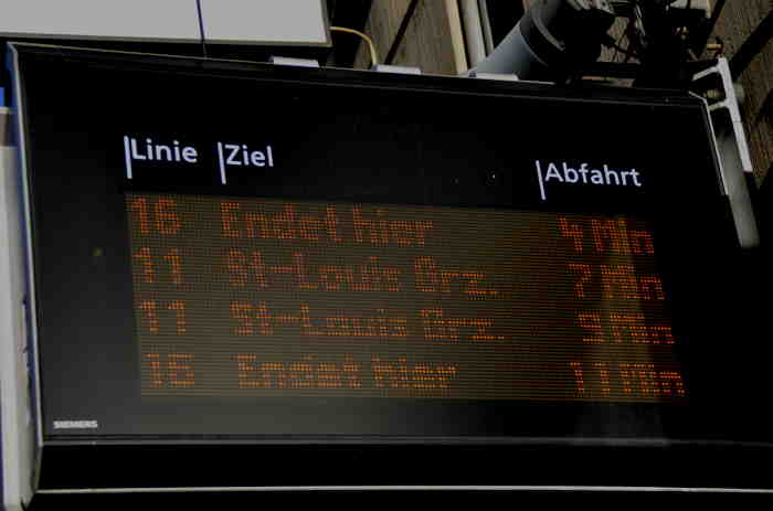 — Panneau indicateur heures de passage des trams: lignes 11 et 16 - Bâle/Basel —