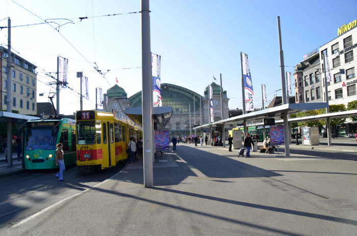 — Gare routière sur la Place Centrale de la gare CFF de Bâle - Bâle/Basel —