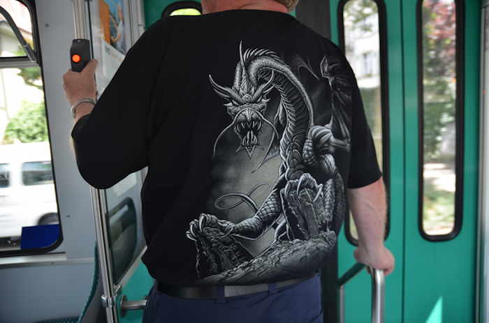 — Dragon sur T-shirt dans un tramway - Bâle/Basel —