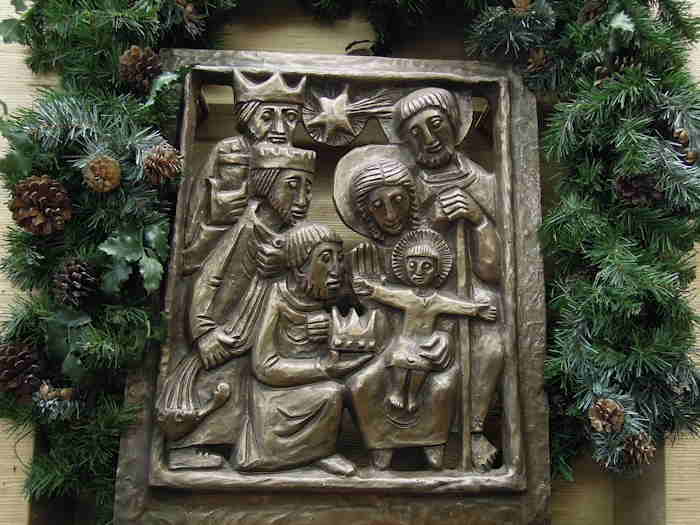 — Crèche en bronze dans une vitrine de boutique de vente d'objets religieux — Cologne —