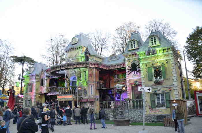 — Attraction Foraine "Manoir hanté" sur la Messeplatz - Bâle/Basel —