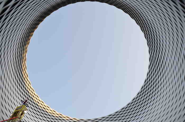 — Percée architecturale en forme de cratère - Nouveaux bâtiments de la Foire —