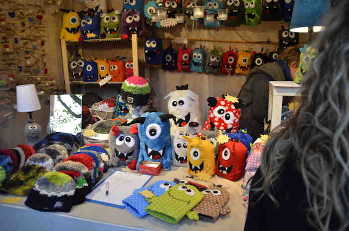 — Peluches sur un rayon de stand pendant la Foire d'Automne - Bâle/Basel —