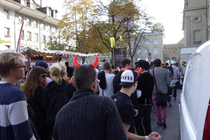 — Scène de rue sur la Bärenplatz — Bern/Berne —
