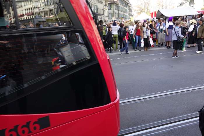 — Tramway 666 dans la Spitalgasse — Bern/Berne —