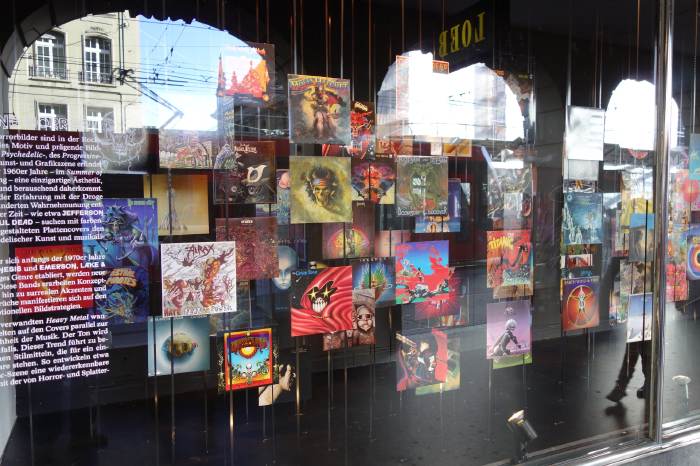 — Pochettes d'albums 70s - Vitrines sur la Spitalgasse — Bern/Berne —