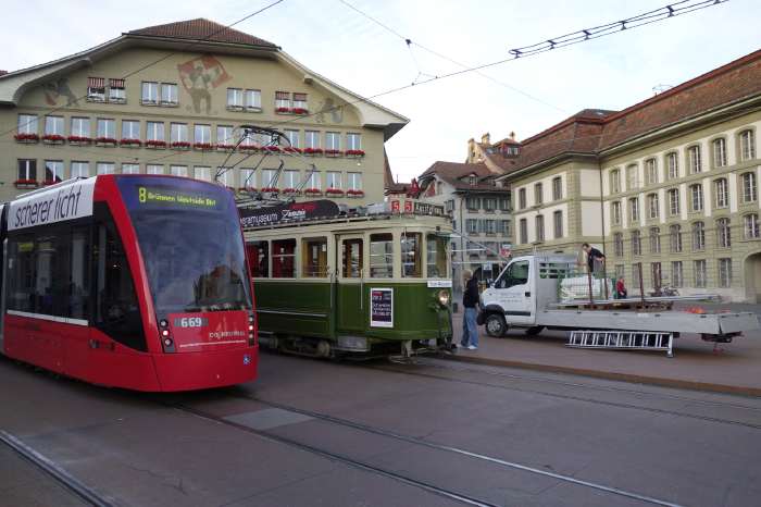 — Tramways 669 et Expo Museum photo temporaire — Casinoplatz - Bern/Berne —