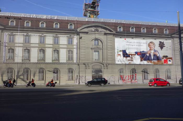 — Façade de l'hôpital en trompe-l'œil sur la Bubenbergplatz — Bern/Berne —