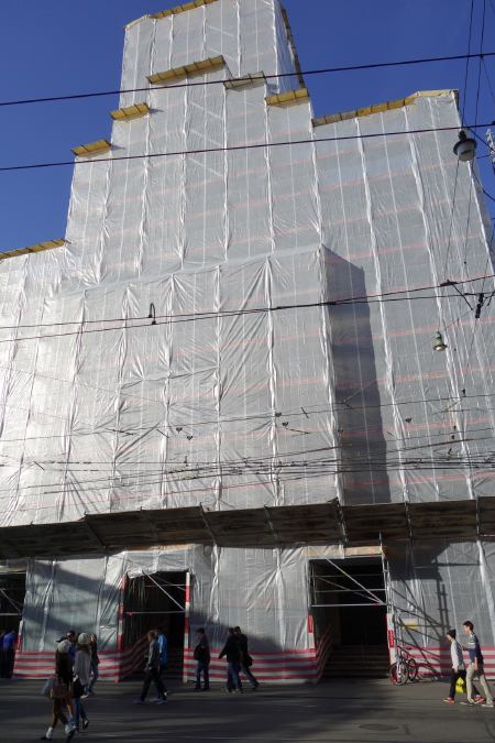 — Façade en travaux de l'Eglise du St-Esprit sur la Spitalgasse — Bern/Berne —