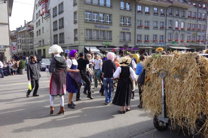 — Scène de rue près de la Kornhaus — Bern/Berne —