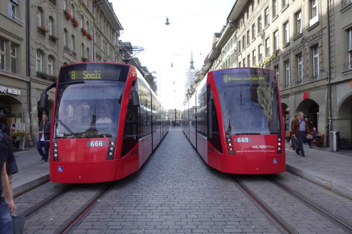 — Tramways 666 et 669 dans la Spitalgasse — Bern/Berne —