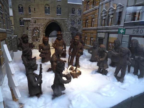 crèche aménagée dans une vitrine 