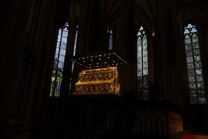 Châsse des mages dans la nef de la cathédrale de Cologne