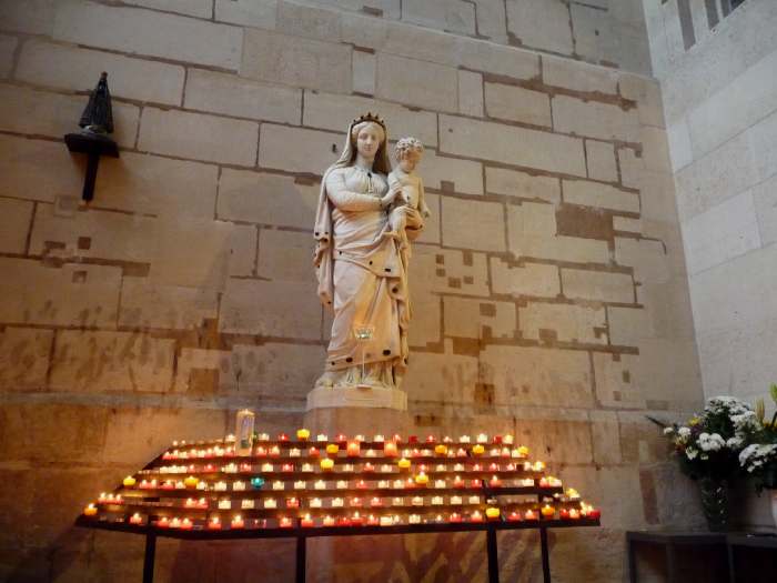 Statue de Vierge— Basilique Saint Denis