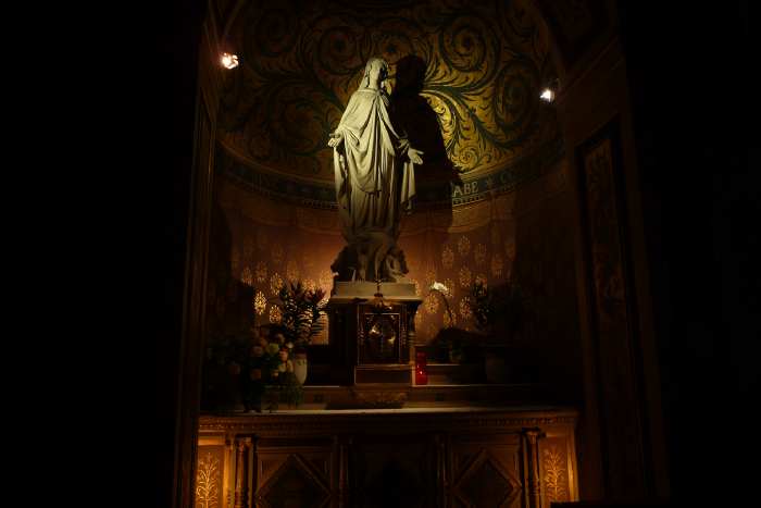 Statue de Vierge sur autel
