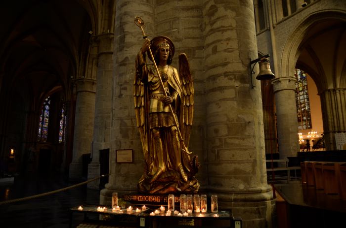 — Statue de "St Michel" - Cathédrale St Michel-Ste Gudule - Bruxelles — 