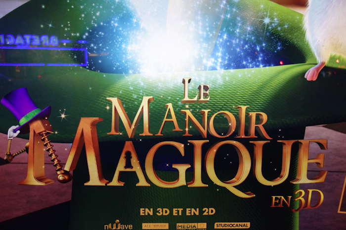 — Pub Film "Le Manoir Magique" sur un panneau rétro-éclairé — Paris —
