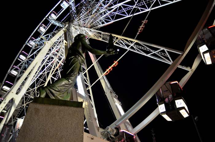 — Grande Roue sur le Marché de Noël — Place Ste Catherine — Bruxelles —