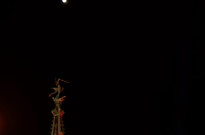 — Archange Michel et lune vus depuis le Marché de Noël — Place Ste Catherine — Bruxelles —