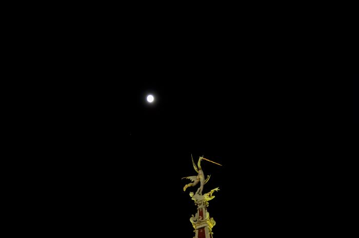 — Archange Michel et lune vus depuis le Marché de Noël — Place Ste Catherine — Bruxelles —